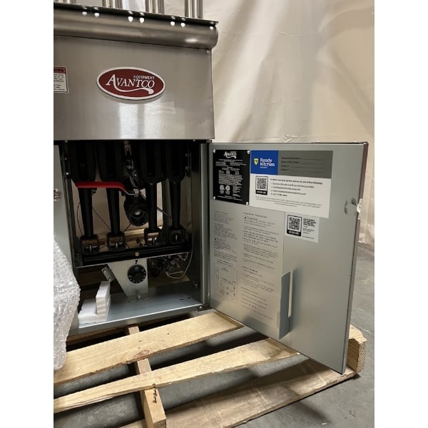 Scratch and Dent Avantco FF50 Liquid Propane 50 lb. Stainless Steel Floor Fryer - 120,000 BTU