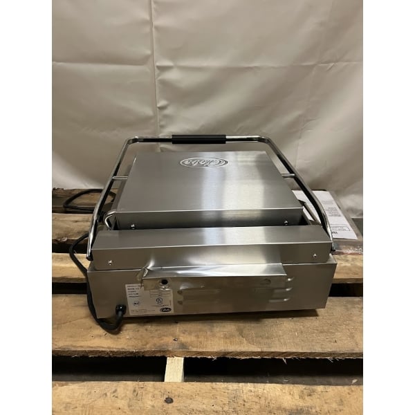 Scratch and Dent Globe GSG14D Deluxe Sandwich Grill with Smooth Plates - 14" x 14" Cooking Surface - 120V, 1800W