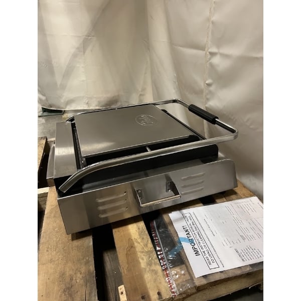 Scratch and Dent Globe GSG14D Deluxe Sandwich Grill with Smooth Plates - 14" x 14" Cooking Surface - 120V, 1800W
