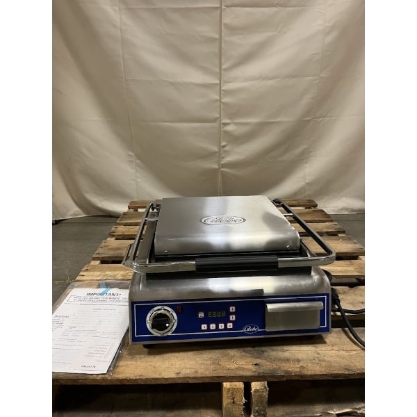 Scratch and Dent Globe GSG14D Deluxe Sandwich Grill with Smooth Plates - 14" x 14" Cooking Surface - 120V, 1800W