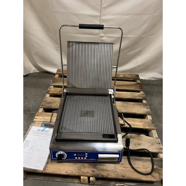Scratch and Dent Globe GSG14D Deluxe Sandwich Grill with Smooth Plates - 14" x 14" Cooking Surface - 120V, 1800W