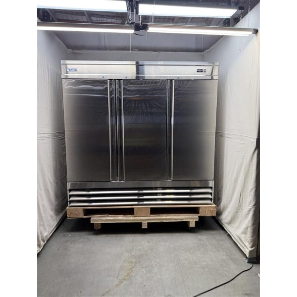 Scratch and Dent Avantco SS-3R-HC 81 5/16" Stainless Steel Solid Door Reach-In Refrigerator