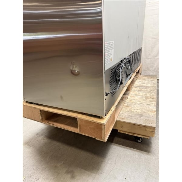 Scratch and Dent Avantco SS-3R-HC 81 5/16" Stainless Steel Solid Door Reach-In Refrigerator