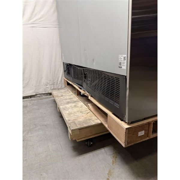 Scratch and Dent Avantco SS-3R-HC 81 5/16" Stainless Steel Solid Door Reach-In Refrigerator
