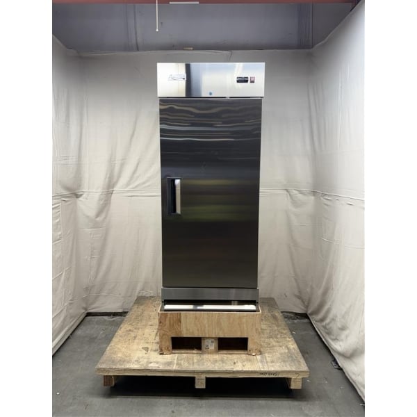 Scratch and Dent Avantco A-19R-HC 29" Solid Door Reach-In Refrigerator