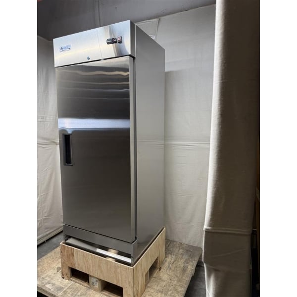 Scratch and Dent Avantco A-19R-HC 29" Solid Door Reach-In Refrigerator