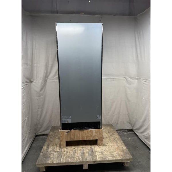 Scratch and Dent Avantco A-19R-HC 29" Solid Door Reach-In Refrigerator