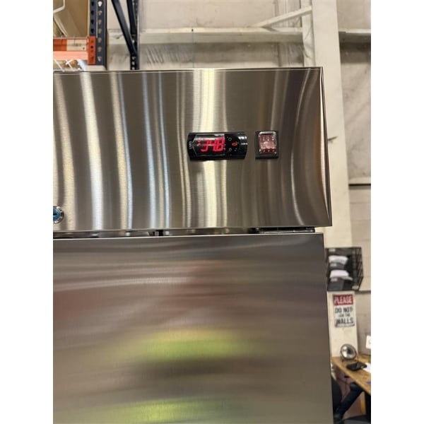 Scratch and Dent Avantco A-19R-HC 29" Solid Door Reach-In Refrigerator