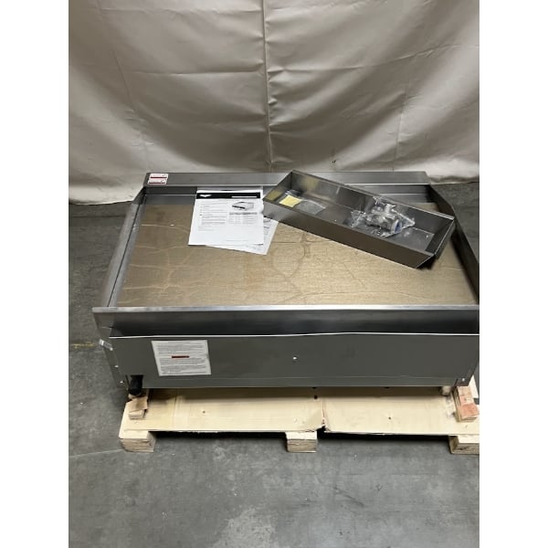 Scratch and Dent Vollrath GGMDM-36 36" Medium-Duty Countertop Griddle with Manual Controls - 84,000 BTU