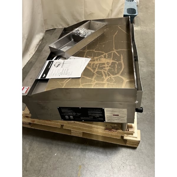 Scratch and Dent Vollrath GGMDM-36 36" Medium-Duty Countertop Griddle with Manual Controls - 84,000 BTU