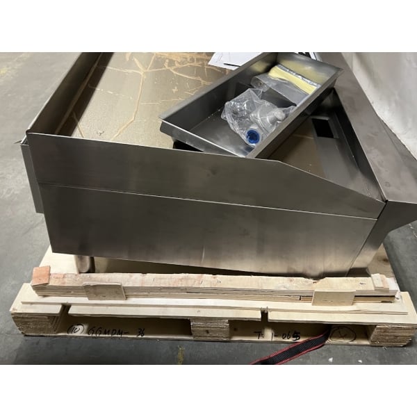 Scratch and Dent Vollrath GGMDM-36 36" Medium-Duty Countertop Griddle with Manual Controls - 84,000 BTU