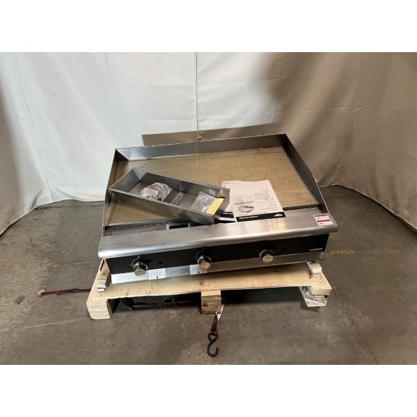 Scratch and Dent Vollrath GGMDM-36 36" Medium-Duty Countertop Griddle with Manual Controls - 84,000 BTU