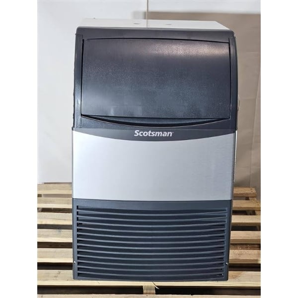 Scratch and Dent Scotsman CU0920MAX-1A 20" Air-Cooled Undercounter Medium Cube Ice Machine with 57 lb. Storage Bin - 100 lb., 115V