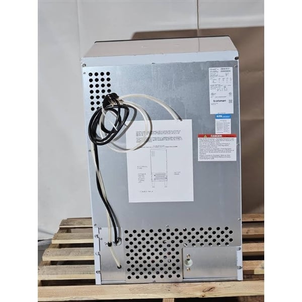 Scratch and Dent Scotsman CU0920MAX-1A 20" Air-Cooled Undercounter Medium Cube Ice Machine with 57 lb. Storage Bin - 100 lb., 115V