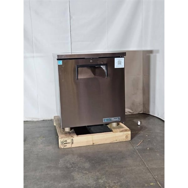 Scratch and Dent True TUC-27-HC 27 5/8" Undercounter Refrigerator