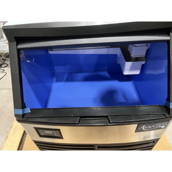 Scratch and Dent Avantco Ice UC-F-160-A 26" Air-Cooled Undercounter Full Cube Ice Machine with 80 lb. Storage Bin - 152 lb., 115V
