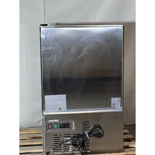 Scratch and Dent Avantco CRM-7-HC Stainless Steel Countertop Display Refrigerator with Swing Door - 4.1 Cu. Ft.