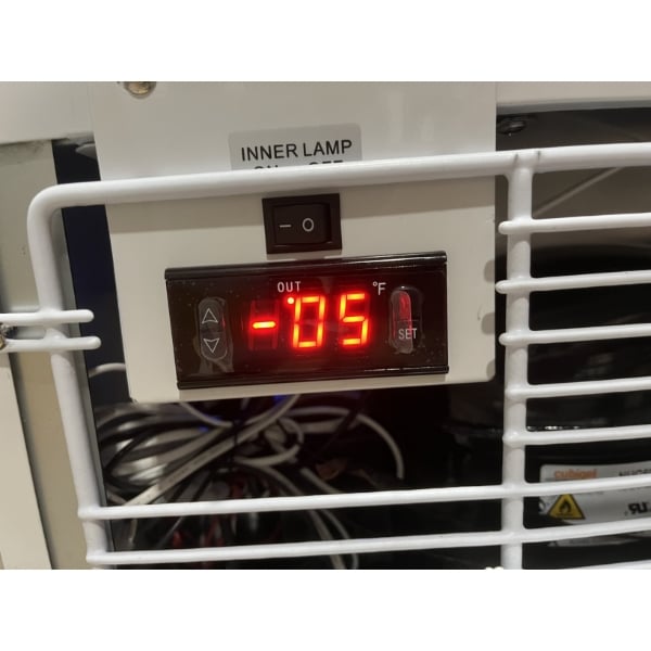 Scratch and Dent Avantco CFM3 White Customizable Countertop Display Freezer with Swing Door