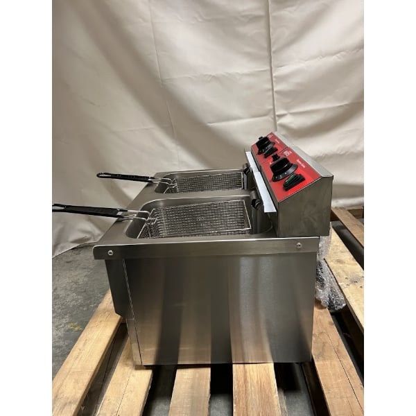 Scratch and Dent Avantco F202 30 lb. Dual Tank Medium-Duty Electric Countertop Fryer - 208-240V, 5400/7200W