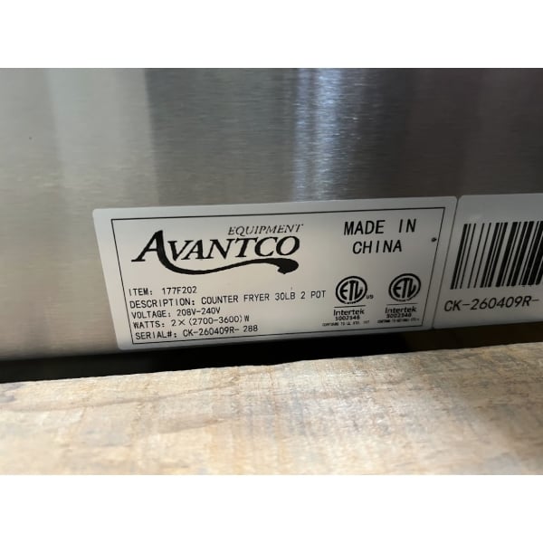 Scratch and Dent Avantco F202 30 lb. Dual Tank Medium-Duty Electric Countertop Fryer - 208-240V, 5400/7200W