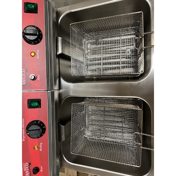 Scratch and Dent Avantco F202 30 lb. Dual Tank Medium-Duty Electric Countertop Fryer - 208-240V, 5400/7200W