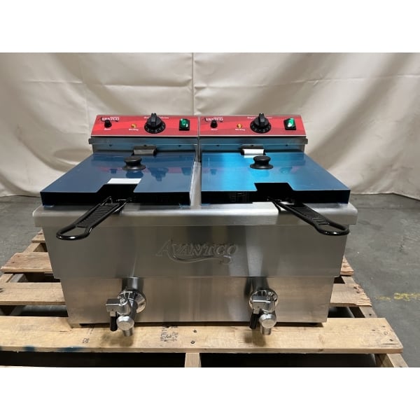 Scratch and Dent Avantco F202 30 lb. Dual Tank Medium-Duty Electric Countertop Fryer - 208-240V, 5400/7200W