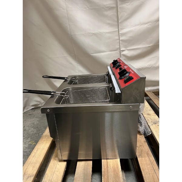 Scratch and Dent Avantco F202 30 lb. Dual Tank Medium-Duty Electric Countertop Fryer - 208-240V, 5400/7200W