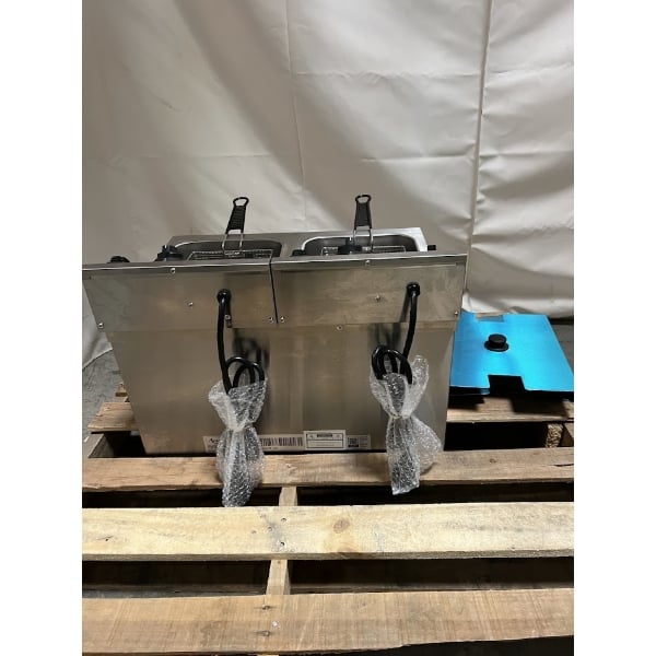 Scratch and Dent Avantco F202 30 lb. Dual Tank Medium-Duty Electric Countertop Fryer - 208-240V, 5400/7200W