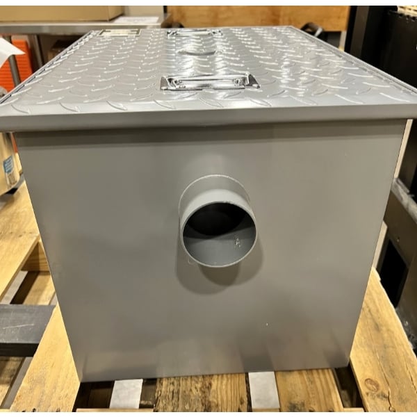Scratch and Dent Regency 40 lb. 20 GPM Grease Trap with 3" Non-Threaded Connections - PDI Certified