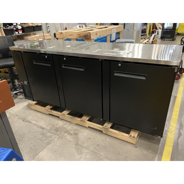 Scratch and Dent Avantco UDD-4-HC (2) Triple Tap Kegerator Beer Dispenser - Black, (3) 1/2 Keg Capacity