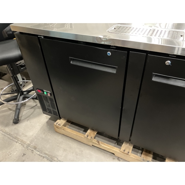 Scratch and Dent Avantco UDD-4-HC (2) Triple Tap Kegerator Beer Dispenser - Black, (3) 1/2 Keg Capacity