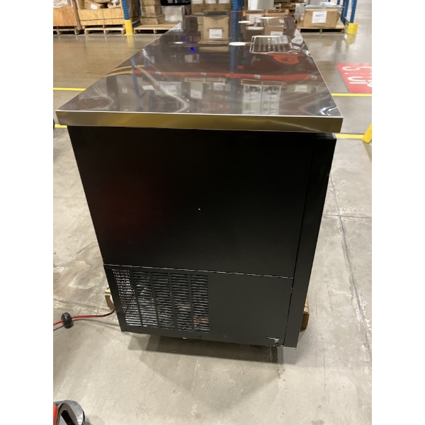 Scratch and Dent Avantco UDD-4-HC (2) Triple Tap Kegerator Beer Dispenser - Black, (3) 1/2 Keg Capacity