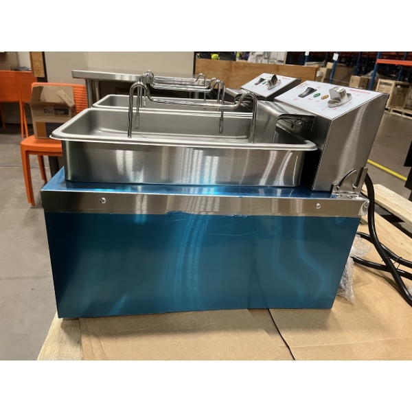 Scratch and Dent Cooking Performance Group EF302 30 lb. Dual Tank Heavy-Duty Electric Countertop Fryer - 208/240V, 8400/11,000W