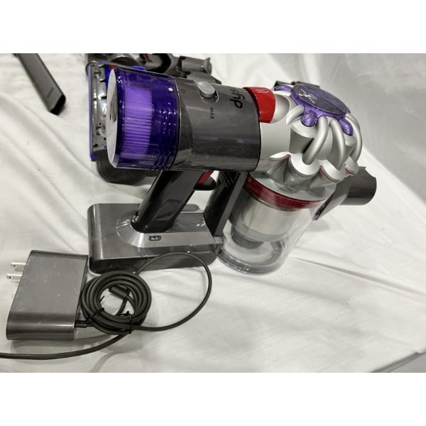 Scratch and Dent Dyson V8 400473-01 Cordless Stick Vacuum with Battery, Charger, and Tool Kit