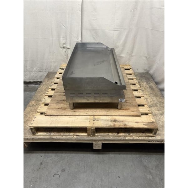 Scratch and Dent Avantco EG36N 36" Electric Countertop Griddle - 208/240V, 7.4 kW-10 kW
