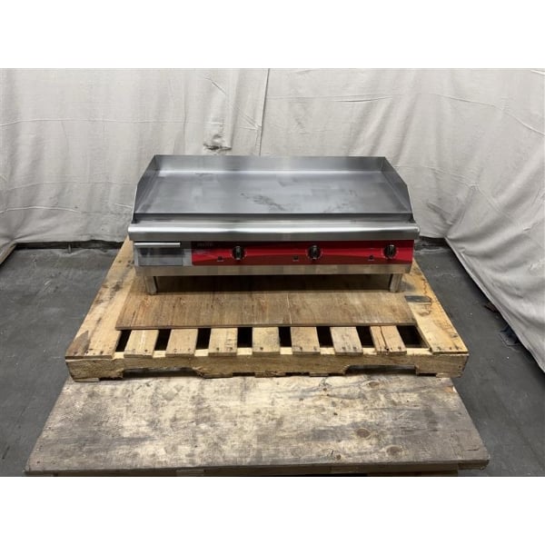 Scratch and Dent Avantco EG36N 36" Electric Countertop Griddle - 208/240V, 7.4 kW-10 kW