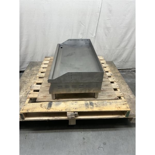 Scratch and Dent Avantco EG36N 36" Electric Countertop Griddle - 208/240V, 7.4 kW-10 kW