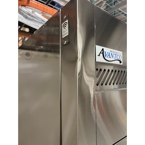 Scratch and Dent Avantco Z1-R-HC 29" Solid Door Stainless Steel Reach-In Refrigerator