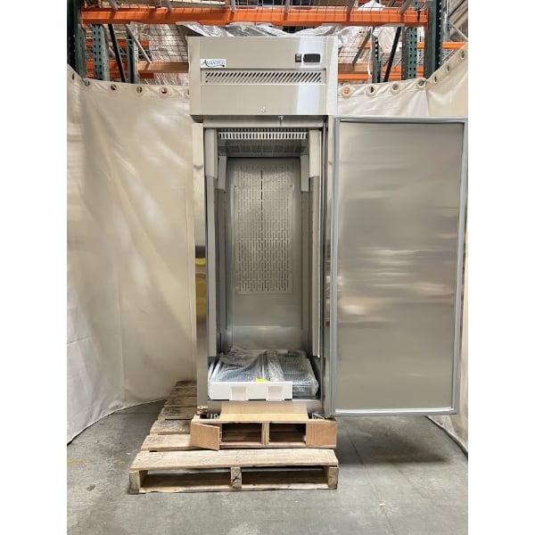 Scratch and Dent Avantco Z1-R-HC 29" Solid Door Stainless Steel Reach-In Refrigerator
