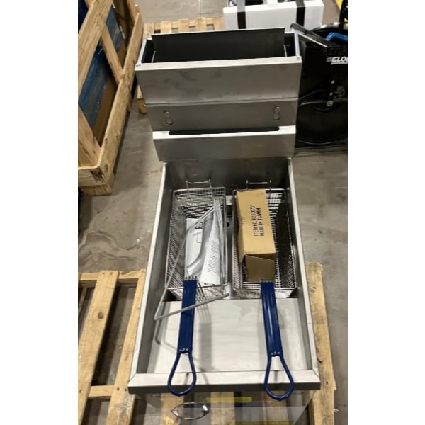 Scratch and Dent Pitco® 40D Natural Gas 40-45 lb. Stainless Steel Floor Fryer