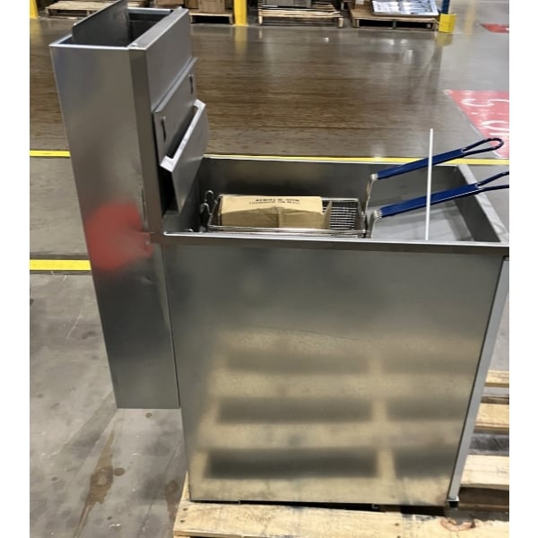 Scratch and Dent Pitco® 40D Natural Gas 40-45 lb. Stainless Steel Floor Fryer