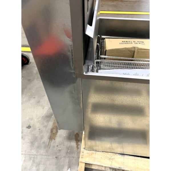 Scratch and Dent Pitco® 40D Natural Gas 40-45 lb. Stainless Steel Floor Fryer