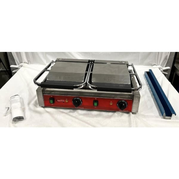 Scratch and Dent Avantco PG400GS Commercial Dual Panini Sandwich Grill with Grooved Top and Smooth Bottom Plates, and 19 5/8" x 9 1/8" Cooking Surface - 120V, 3500W