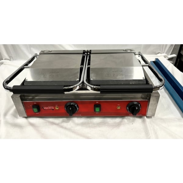Scratch and Dent Avantco PG400GS Commercial Dual Panini Sandwich Grill with Grooved Top and Smooth Bottom Plates, and 19 5/8" x 9 1/8" Cooking Surface - 120V, 3500W