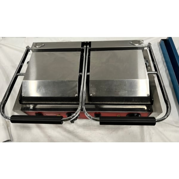 Scratch and Dent Avantco PG400GS Commercial Dual Panini Sandwich Grill with Grooved Top and Smooth Bottom Plates, and 19 5/8" x 9 1/8" Cooking Surface - 120V, 3500W