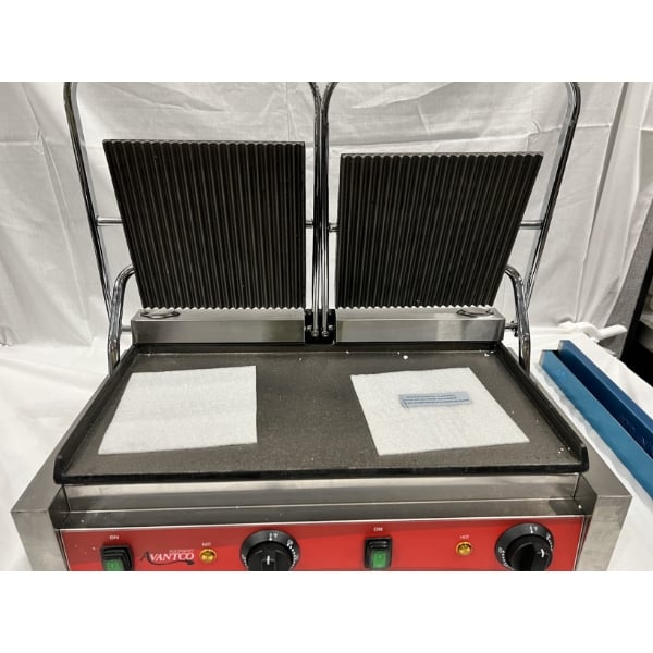 Scratch and Dent Avantco PG400GS Commercial Dual Panini Sandwich Grill with Grooved Top and Smooth Bottom Plates, and 19 5/8" x 9 1/8" Cooking Surface - 120V, 3500W