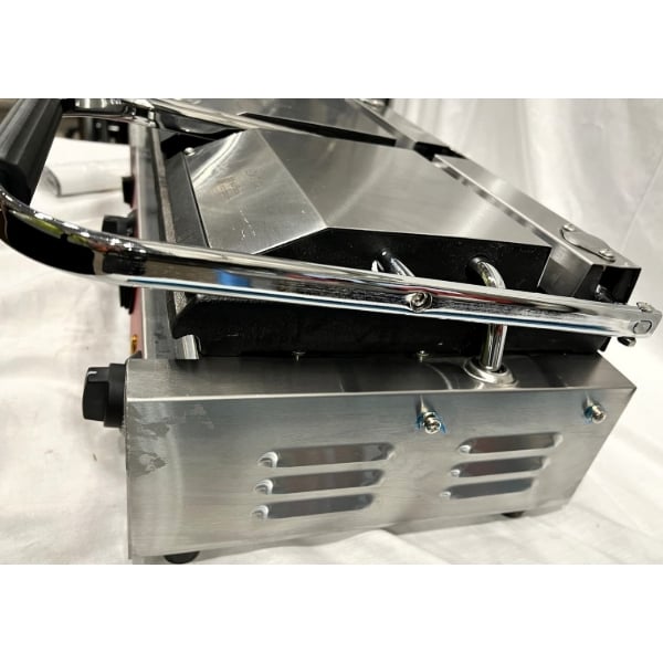 Scratch and Dent Avantco PG400GS Commercial Dual Panini Sandwich Grill with Grooved Top and Smooth Bottom Plates, and 19 5/8" x 9 1/8" Cooking Surface - 120V, 3500W