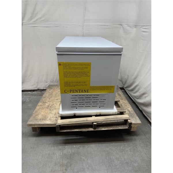Scratch and Dent Galaxy CF13HC Commercial Chest Freezer - 12.7 cu. ft.