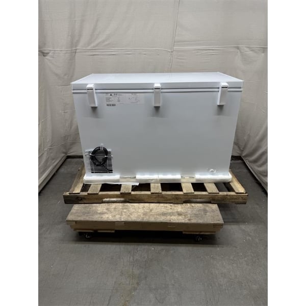 Scratch and Dent Galaxy CF13HC Commercial Chest Freezer - 12.7 cu. ft.