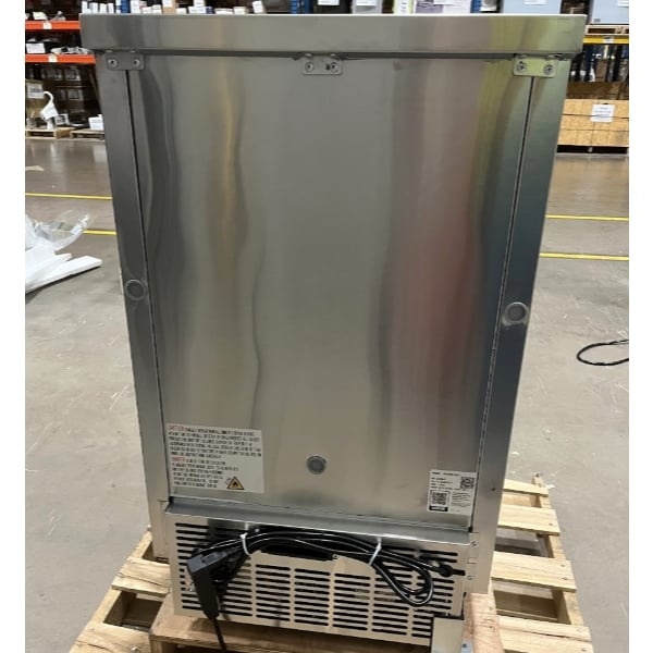 Scratch and Dent Avantco UBB-1-HC-S 23" Stainless Steel Counter Height Solid Door Back Bar Refrigerator